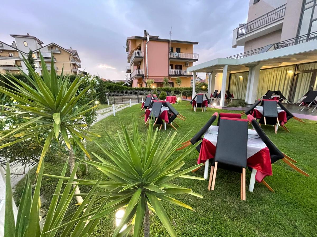 Hotel Le Ceramiche Montalto Uffugo Bagian luar foto