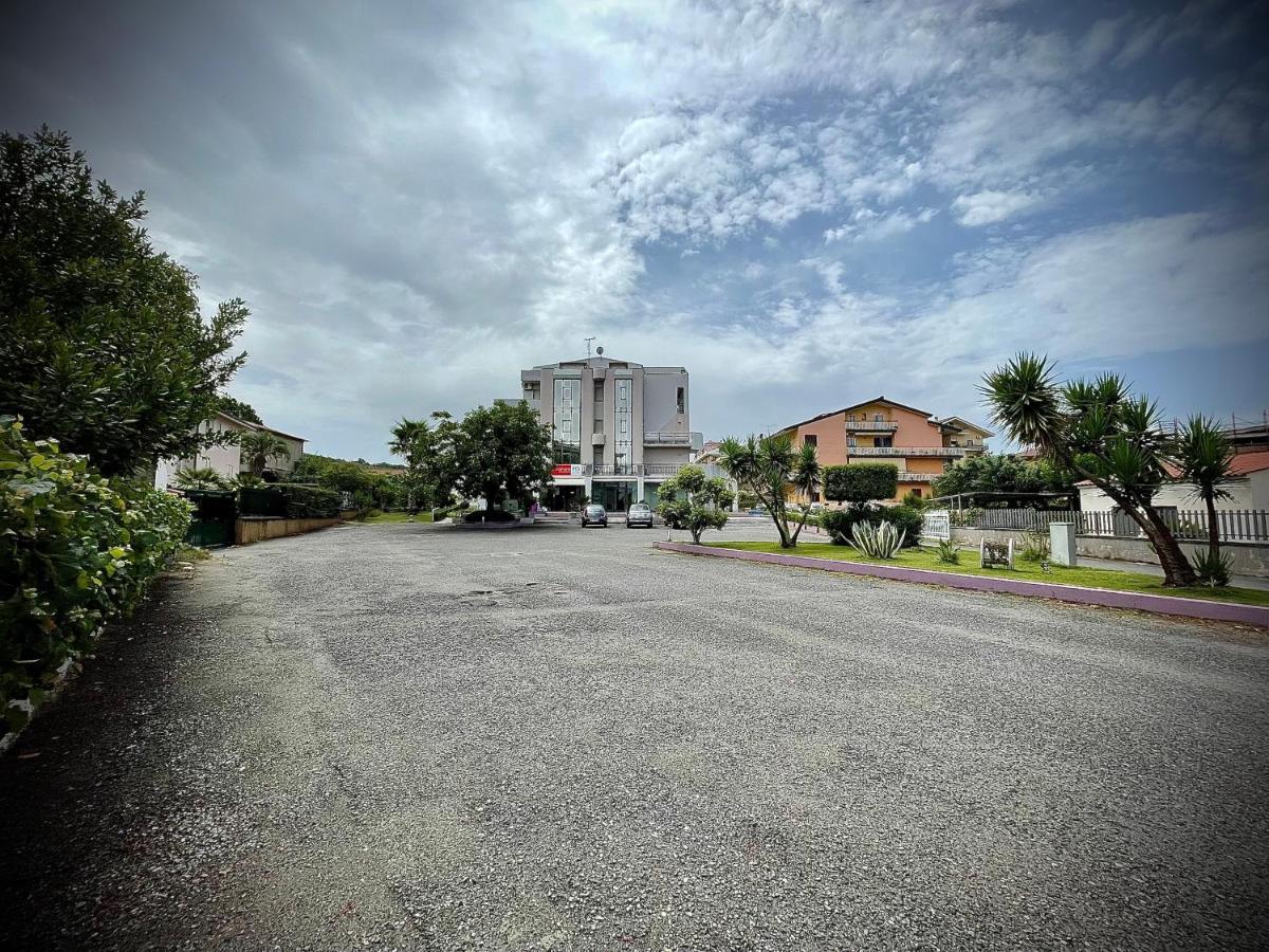 Hotel Le Ceramiche Montalto Uffugo Bagian luar foto