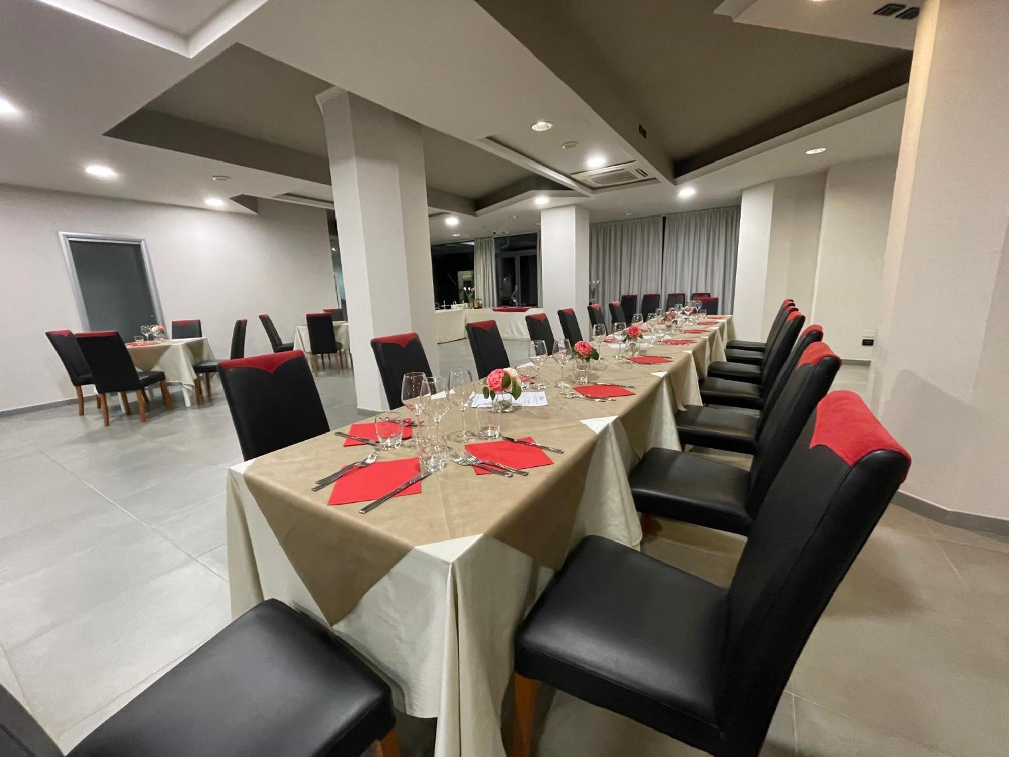 Hotel Le Ceramiche Montalto Uffugo Bagian luar foto